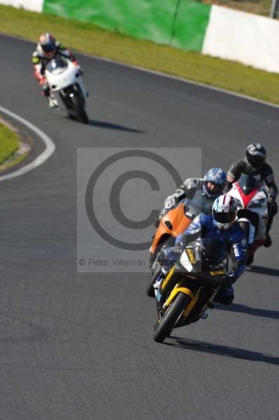 Mallory park Leicestershire;Mallory park photographs;Motorcycle action photographs;event digital images;eventdigitalimages;mallory park;no limits trackday;peter wileman photography;trackday;trackday digital images;trackday photos