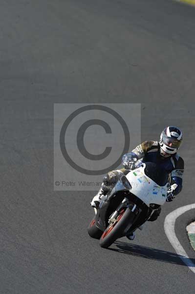 Mallory park Leicestershire;Mallory park photographs;Motorcycle action photographs;event digital images;eventdigitalimages;mallory park;no limits trackday;peter wileman photography;trackday;trackday digital images;trackday photos