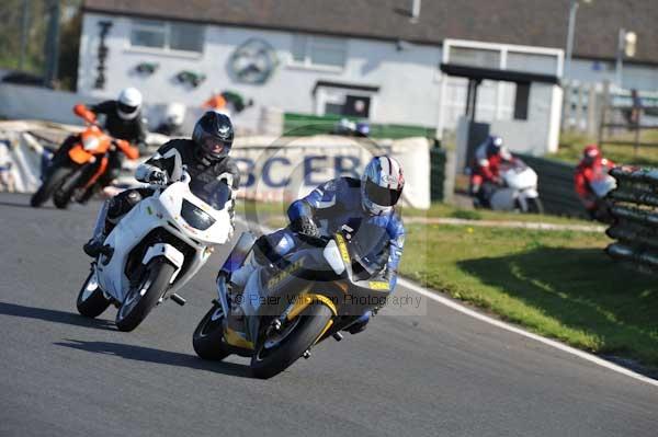 Mallory park Leicestershire;Mallory park photographs;Motorcycle action photographs;event digital images;eventdigitalimages;mallory park;no limits trackday;peter wileman photography;trackday;trackday digital images;trackday photos