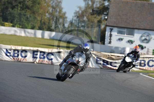 Mallory park Leicestershire;Mallory park photographs;Motorcycle action photographs;event digital images;eventdigitalimages;mallory park;no limits trackday;peter wileman photography;trackday;trackday digital images;trackday photos