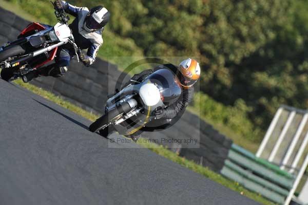 Mallory park Leicestershire;Mallory park photographs;Motorcycle action photographs;event digital images;eventdigitalimages;mallory park;no limits trackday;peter wileman photography;trackday;trackday digital images;trackday photos