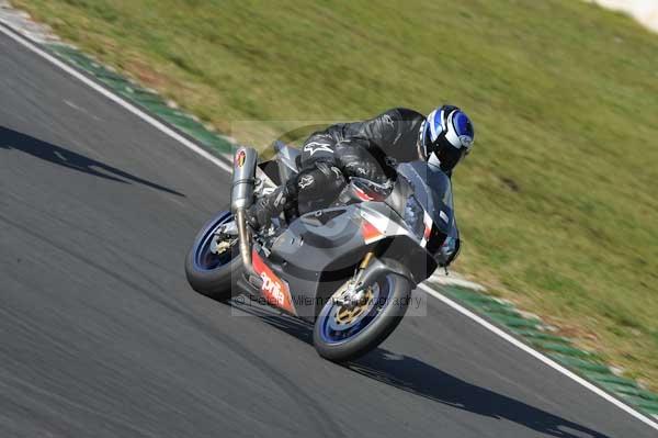 Mallory park Leicestershire;Mallory park photographs;Motorcycle action photographs;event digital images;eventdigitalimages;mallory park;no limits trackday;peter wileman photography;trackday;trackday digital images;trackday photos