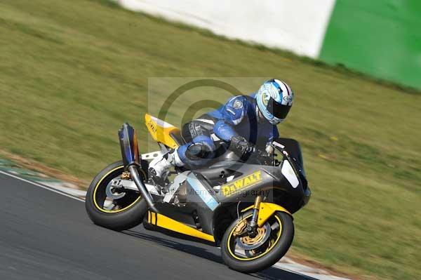 Mallory park Leicestershire;Mallory park photographs;Motorcycle action photographs;event digital images;eventdigitalimages;mallory park;no limits trackday;peter wileman photography;trackday;trackday digital images;trackday photos