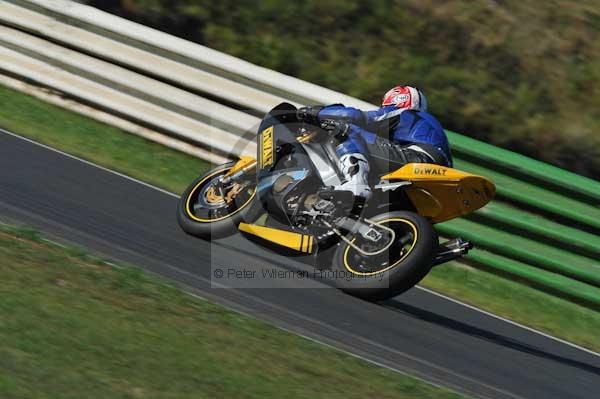 Mallory park Leicestershire;Mallory park photographs;Motorcycle action photographs;event digital images;eventdigitalimages;mallory park;no limits trackday;peter wileman photography;trackday;trackday digital images;trackday photos