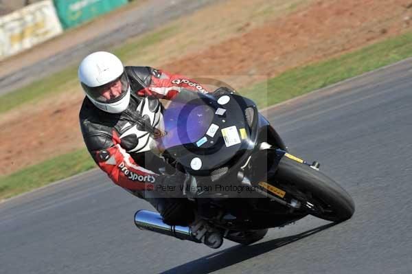 Mallory park Leicestershire;Mallory park photographs;Motorcycle action photographs;event digital images;eventdigitalimages;mallory park;no limits trackday;peter wileman photography;trackday;trackday digital images;trackday photos