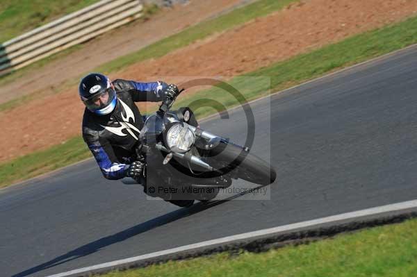 Mallory park Leicestershire;Mallory park photographs;Motorcycle action photographs;event digital images;eventdigitalimages;mallory park;no limits trackday;peter wileman photography;trackday;trackday digital images;trackday photos