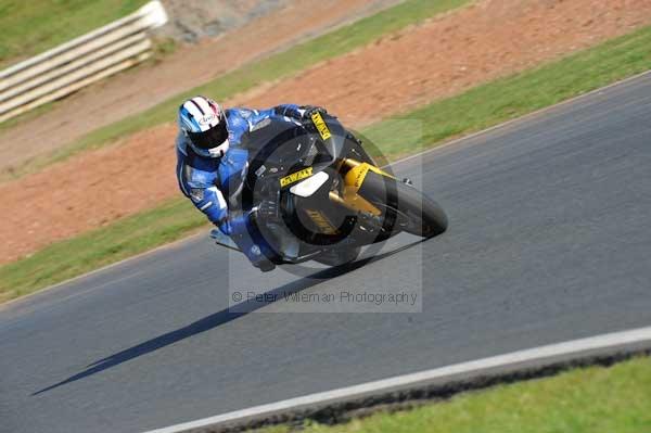 Mallory park Leicestershire;Mallory park photographs;Motorcycle action photographs;event digital images;eventdigitalimages;mallory park;no limits trackday;peter wileman photography;trackday;trackday digital images;trackday photos