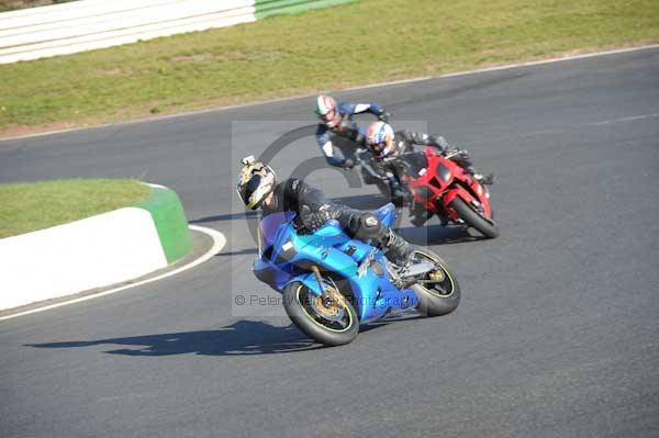 Mallory park Leicestershire;Mallory park photographs;Motorcycle action photographs;event digital images;eventdigitalimages;mallory park;no limits trackday;peter wileman photography;trackday;trackday digital images;trackday photos