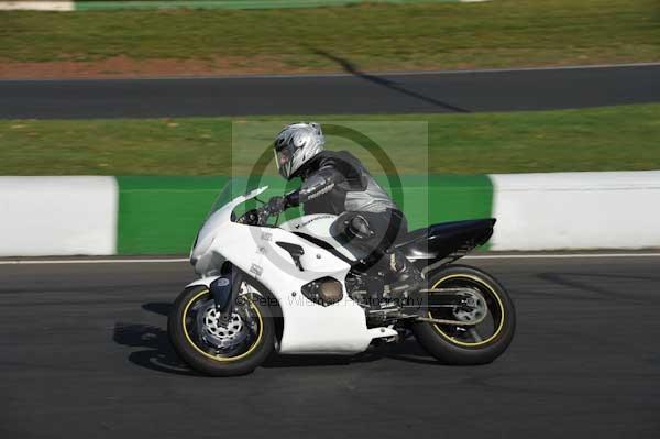 Mallory park Leicestershire;Mallory park photographs;Motorcycle action photographs;event digital images;eventdigitalimages;mallory park;no limits trackday;peter wileman photography;trackday;trackday digital images;trackday photos