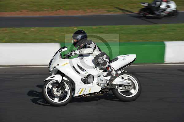 Mallory park Leicestershire;Mallory park photographs;Motorcycle action photographs;event digital images;eventdigitalimages;mallory park;no limits trackday;peter wileman photography;trackday;trackday digital images;trackday photos