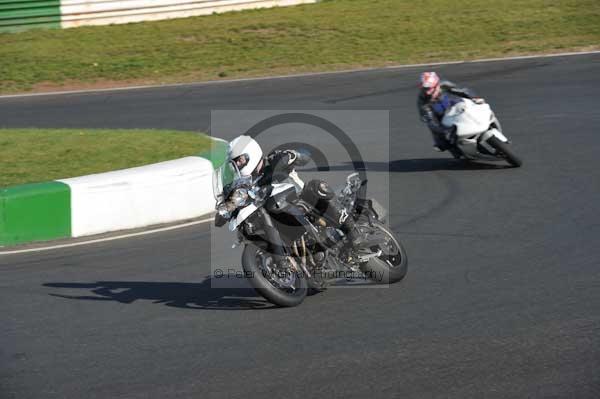 Mallory park Leicestershire;Mallory park photographs;Motorcycle action photographs;event digital images;eventdigitalimages;mallory park;no limits trackday;peter wileman photography;trackday;trackday digital images;trackday photos