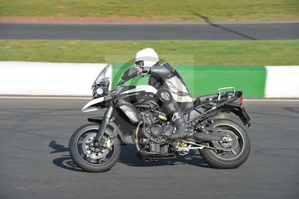 Mallory park Leicestershire;Mallory park photographs;Motorcycle action photographs;event digital images;eventdigitalimages;mallory park;no limits trackday;peter wileman photography;trackday;trackday digital images;trackday photos