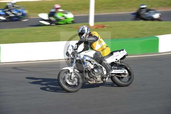 Mallory park Leicestershire;Mallory park photographs;Motorcycle action photographs;event digital images;eventdigitalimages;mallory park;no limits trackday;peter wileman photography;trackday;trackday digital images;trackday photos