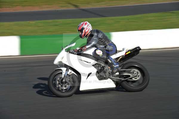 Mallory park Leicestershire;Mallory park photographs;Motorcycle action photographs;event digital images;eventdigitalimages;mallory park;no limits trackday;peter wileman photography;trackday;trackday digital images;trackday photos