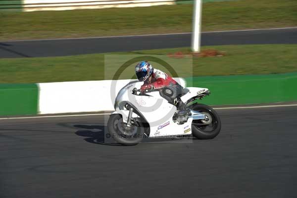 Mallory park Leicestershire;Mallory park photographs;Motorcycle action photographs;event digital images;eventdigitalimages;mallory park;no limits trackday;peter wileman photography;trackday;trackday digital images;trackday photos