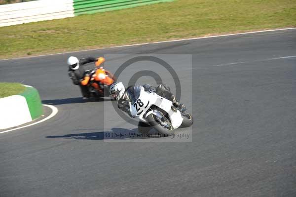 Mallory park Leicestershire;Mallory park photographs;Motorcycle action photographs;event digital images;eventdigitalimages;mallory park;no limits trackday;peter wileman photography;trackday;trackday digital images;trackday photos