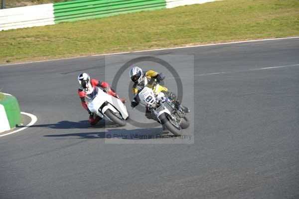 Mallory park Leicestershire;Mallory park photographs;Motorcycle action photographs;event digital images;eventdigitalimages;mallory park;no limits trackday;peter wileman photography;trackday;trackday digital images;trackday photos