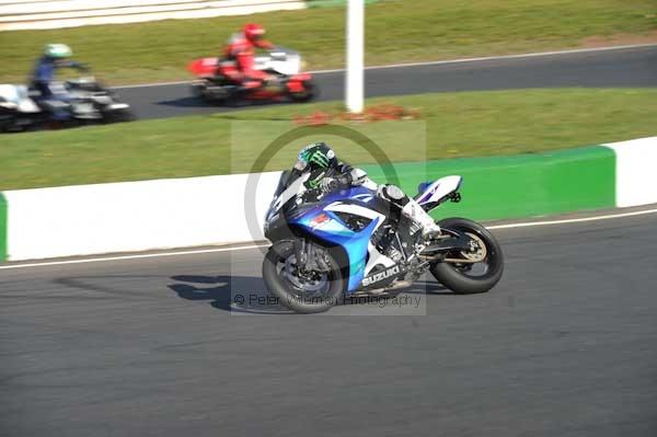 Mallory park Leicestershire;Mallory park photographs;Motorcycle action photographs;event digital images;eventdigitalimages;mallory park;no limits trackday;peter wileman photography;trackday;trackday digital images;trackday photos