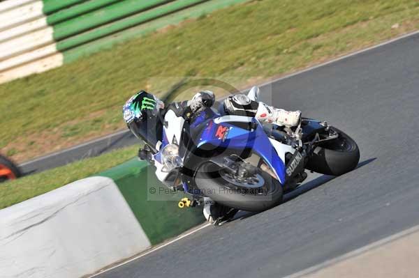 Mallory park Leicestershire;Mallory park photographs;Motorcycle action photographs;event digital images;eventdigitalimages;mallory park;no limits trackday;peter wileman photography;trackday;trackday digital images;trackday photos