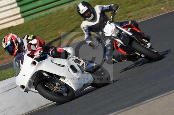 Mallory park Leicestershire;Mallory park photographs;Motorcycle action photographs;event digital images;eventdigitalimages;mallory park;no limits trackday;peter wileman photography;trackday;trackday digital images;trackday photos