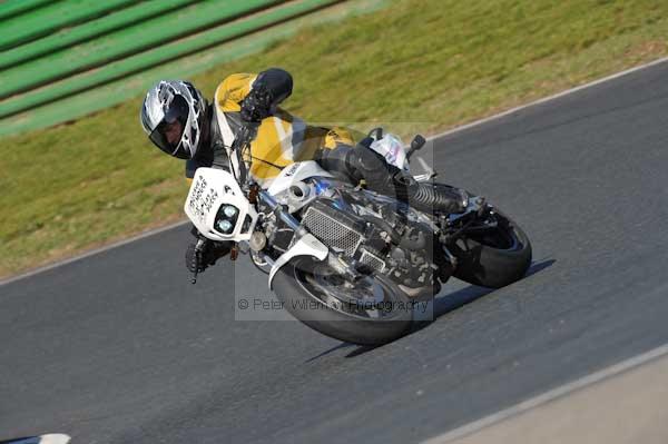 Mallory park Leicestershire;Mallory park photographs;Motorcycle action photographs;event digital images;eventdigitalimages;mallory park;no limits trackday;peter wileman photography;trackday;trackday digital images;trackday photos