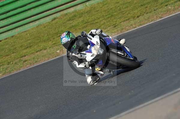 Mallory park Leicestershire;Mallory park photographs;Motorcycle action photographs;event digital images;eventdigitalimages;mallory park;no limits trackday;peter wileman photography;trackday;trackday digital images;trackday photos