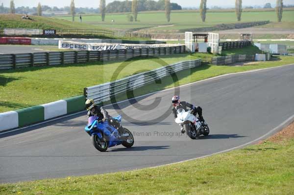 Mallory park Leicestershire;Mallory park photographs;Motorcycle action photographs;event digital images;eventdigitalimages;mallory park;no limits trackday;peter wileman photography;trackday;trackday digital images;trackday photos