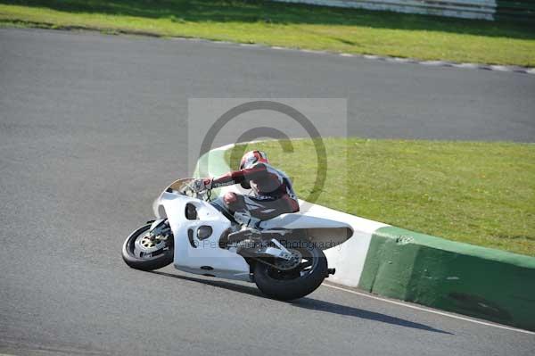 Mallory park Leicestershire;Mallory park photographs;Motorcycle action photographs;event digital images;eventdigitalimages;mallory park;no limits trackday;peter wileman photography;trackday;trackday digital images;trackday photos