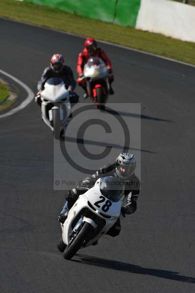 Mallory park Leicestershire;Mallory park photographs;Motorcycle action photographs;event digital images;eventdigitalimages;mallory park;no limits trackday;peter wileman photography;trackday;trackday digital images;trackday photos