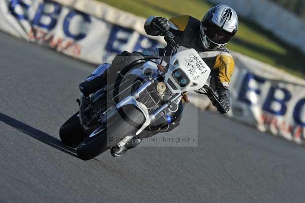 Mallory park Leicestershire;Mallory park photographs;Motorcycle action photographs;event digital images;eventdigitalimages;mallory park;no limits trackday;peter wileman photography;trackday;trackday digital images;trackday photos