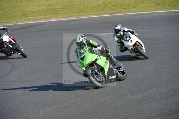 Mallory park Leicestershire;Mallory park photographs;Motorcycle action photographs;event digital images;eventdigitalimages;mallory park;no limits trackday;peter wileman photography;trackday;trackday digital images;trackday photos