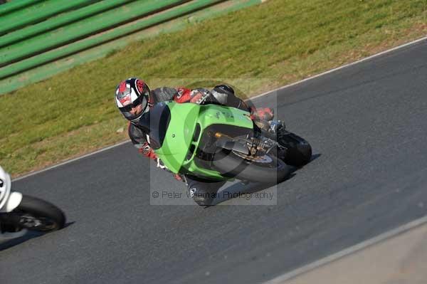 Mallory park Leicestershire;Mallory park photographs;Motorcycle action photographs;event digital images;eventdigitalimages;mallory park;no limits trackday;peter wileman photography;trackday;trackday digital images;trackday photos