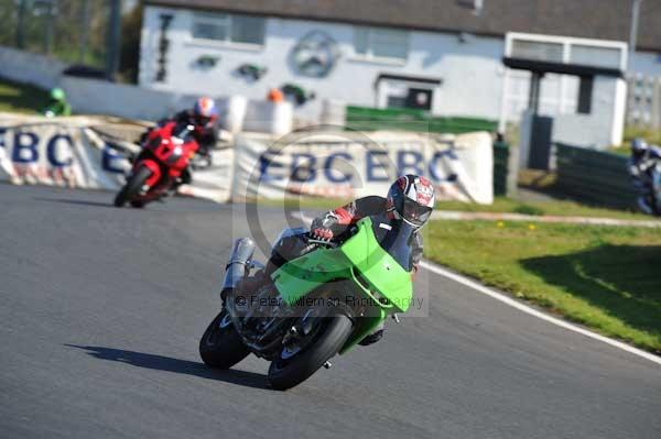 Mallory park Leicestershire;Mallory park photographs;Motorcycle action photographs;event digital images;eventdigitalimages;mallory park;no limits trackday;peter wileman photography;trackday;trackday digital images;trackday photos