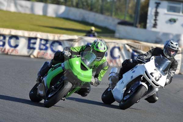 Mallory park Leicestershire;Mallory park photographs;Motorcycle action photographs;event digital images;eventdigitalimages;mallory park;no limits trackday;peter wileman photography;trackday;trackday digital images;trackday photos