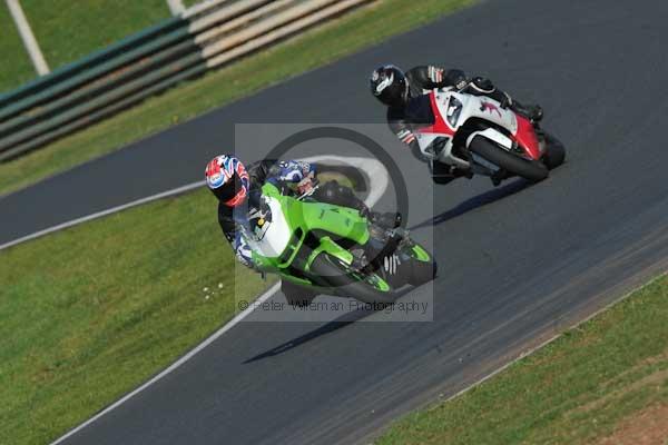 Mallory park Leicestershire;Mallory park photographs;Motorcycle action photographs;event digital images;eventdigitalimages;mallory park;no limits trackday;peter wileman photography;trackday;trackday digital images;trackday photos