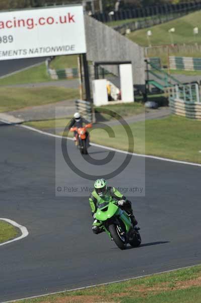 Mallory park Leicestershire;Mallory park photographs;Motorcycle action photographs;event digital images;eventdigitalimages;mallory park;no limits trackday;peter wileman photography;trackday;trackday digital images;trackday photos