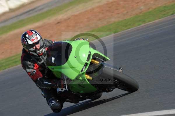 Mallory park Leicestershire;Mallory park photographs;Motorcycle action photographs;event digital images;eventdigitalimages;mallory park;no limits trackday;peter wileman photography;trackday;trackday digital images;trackday photos