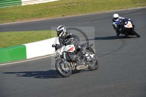 Mallory park Leicestershire;Mallory park photographs;Motorcycle action photographs;event digital images;eventdigitalimages;mallory park;no limits trackday;peter wileman photography;trackday;trackday digital images;trackday photos