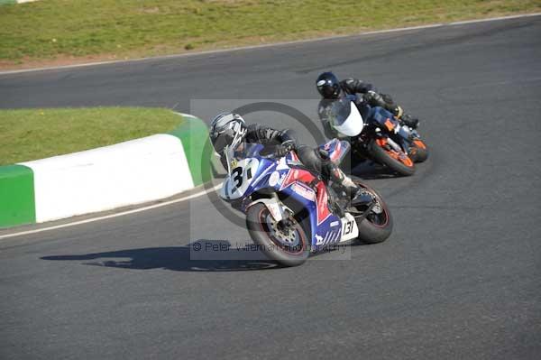 Mallory park Leicestershire;Mallory park photographs;Motorcycle action photographs;event digital images;eventdigitalimages;mallory park;no limits trackday;peter wileman photography;trackday;trackday digital images;trackday photos