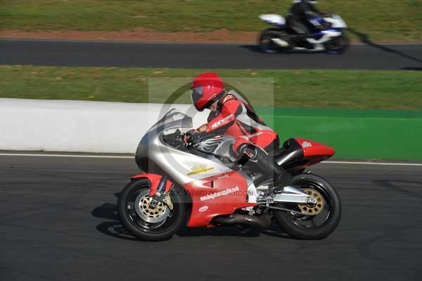 Mallory park Leicestershire;Mallory park photographs;Motorcycle action photographs;event digital images;eventdigitalimages;mallory park;no limits trackday;peter wileman photography;trackday;trackday digital images;trackday photos