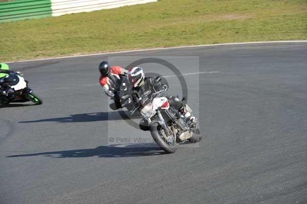 Mallory park Leicestershire;Mallory park photographs;Motorcycle action photographs;event digital images;eventdigitalimages;mallory park;no limits trackday;peter wileman photography;trackday;trackday digital images;trackday photos