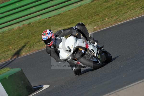 Mallory park Leicestershire;Mallory park photographs;Motorcycle action photographs;event digital images;eventdigitalimages;mallory park;no limits trackday;peter wileman photography;trackday;trackday digital images;trackday photos