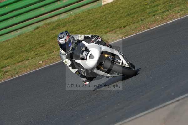 Mallory park Leicestershire;Mallory park photographs;Motorcycle action photographs;event digital images;eventdigitalimages;mallory park;no limits trackday;peter wileman photography;trackday;trackday digital images;trackday photos