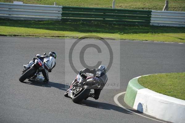 Mallory park Leicestershire;Mallory park photographs;Motorcycle action photographs;event digital images;eventdigitalimages;mallory park;no limits trackday;peter wileman photography;trackday;trackday digital images;trackday photos