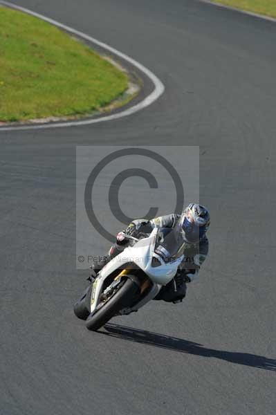 Mallory park Leicestershire;Mallory park photographs;Motorcycle action photographs;event digital images;eventdigitalimages;mallory park;no limits trackday;peter wileman photography;trackday;trackday digital images;trackday photos