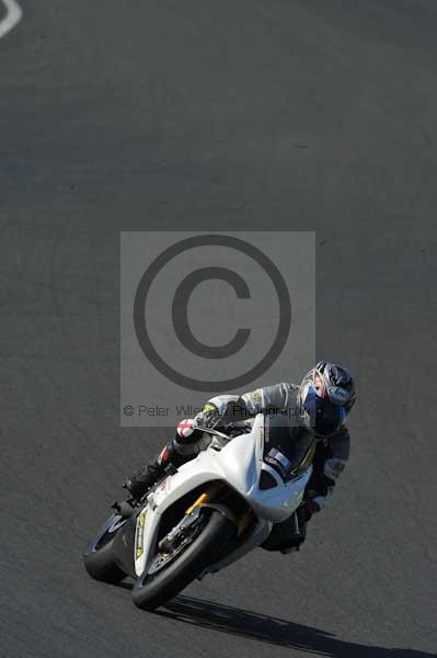 Mallory park Leicestershire;Mallory park photographs;Motorcycle action photographs;event digital images;eventdigitalimages;mallory park;no limits trackday;peter wileman photography;trackday;trackday digital images;trackday photos