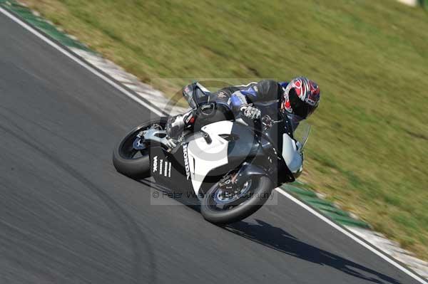 Mallory park Leicestershire;Mallory park photographs;Motorcycle action photographs;event digital images;eventdigitalimages;mallory park;no limits trackday;peter wileman photography;trackday;trackday digital images;trackday photos