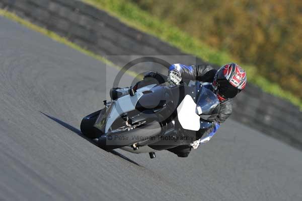 Mallory park Leicestershire;Mallory park photographs;Motorcycle action photographs;event digital images;eventdigitalimages;mallory park;no limits trackday;peter wileman photography;trackday;trackday digital images;trackday photos