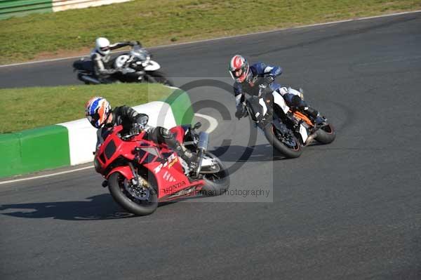 Mallory park Leicestershire;Mallory park photographs;Motorcycle action photographs;event digital images;eventdigitalimages;mallory park;no limits trackday;peter wileman photography;trackday;trackday digital images;trackday photos