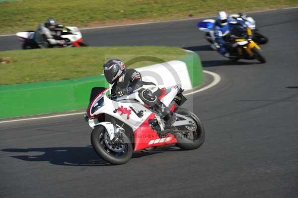 Mallory park Leicestershire;Mallory park photographs;Motorcycle action photographs;event digital images;eventdigitalimages;mallory park;no limits trackday;peter wileman photography;trackday;trackday digital images;trackday photos